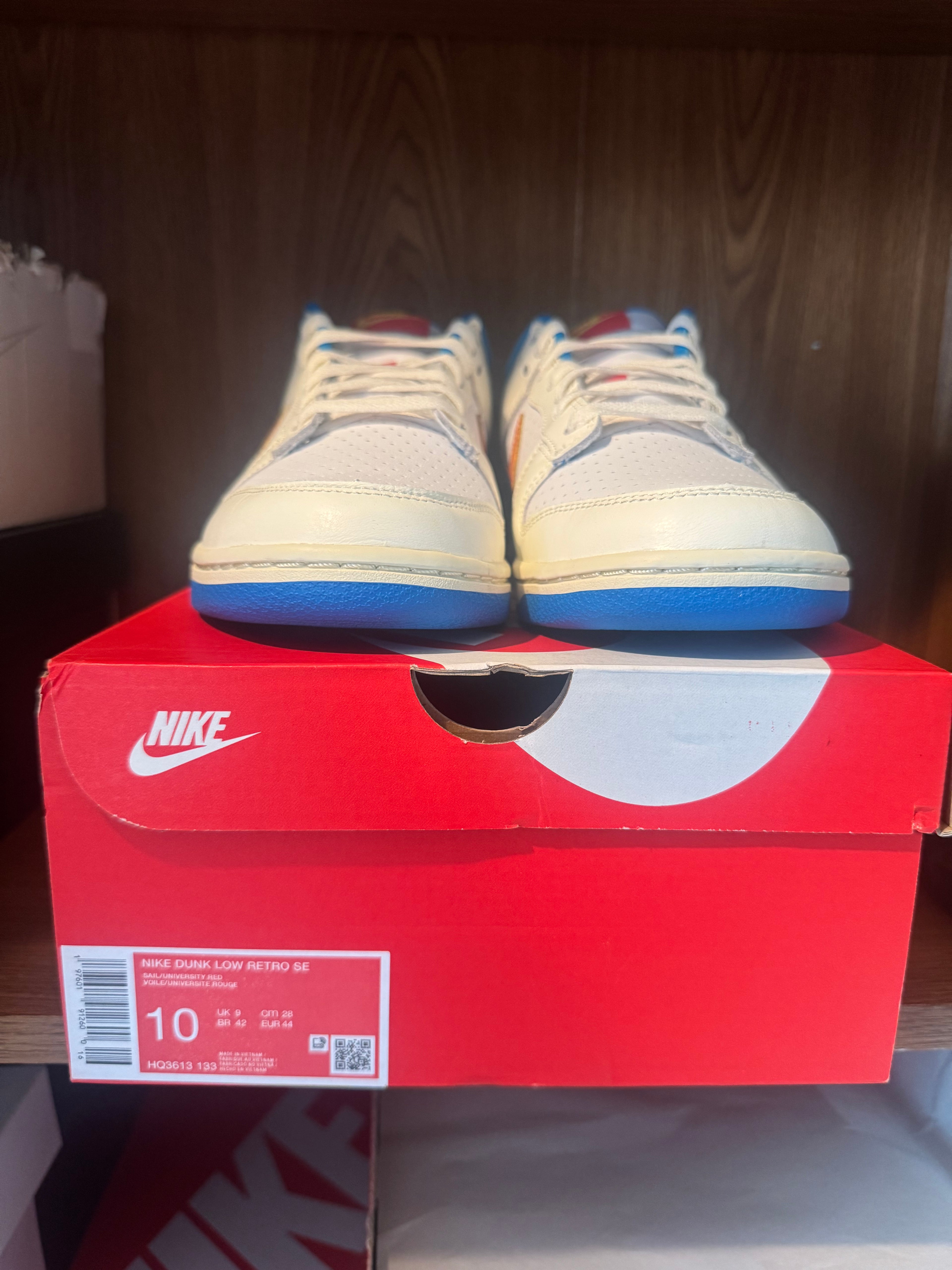 NIKE DUNK LOW RETRO SE SAIL/UNIVERSITY RED