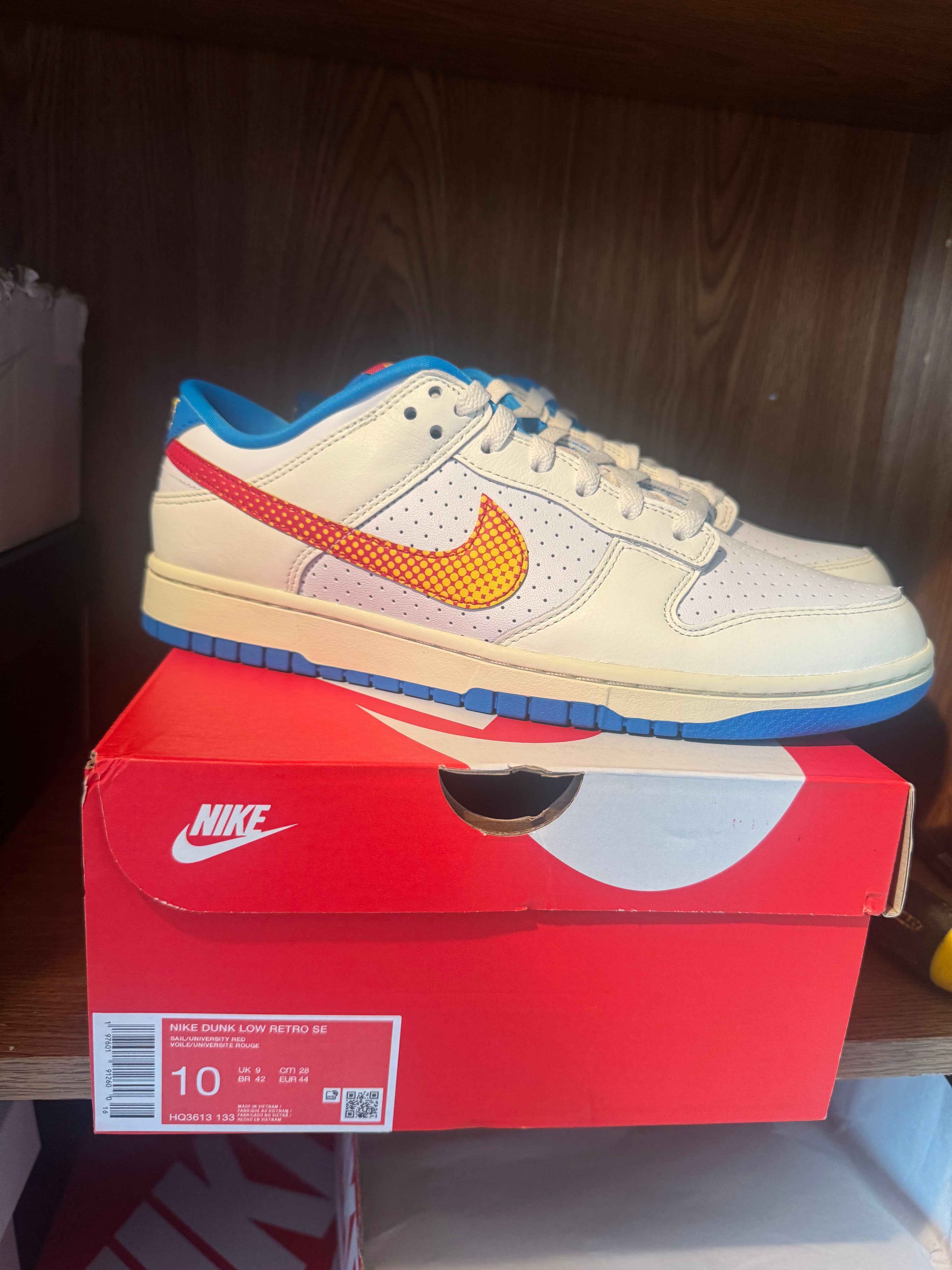 NIKE DUNK LOW RETRO SE SAIL/UNIVERSITY RED
