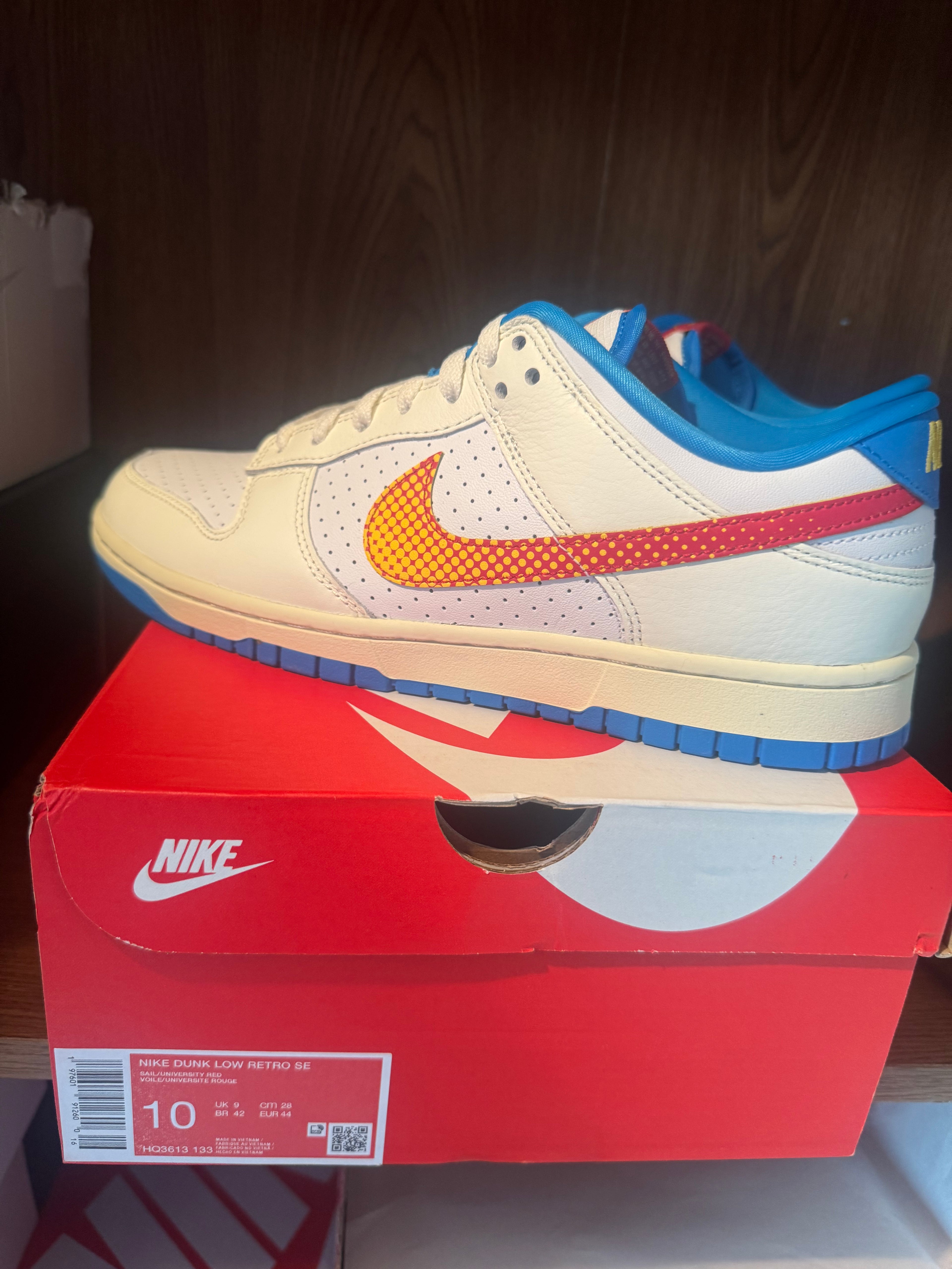 NIKE DUNK LOW RETRO SE SAIL/UNIVERSITY RED